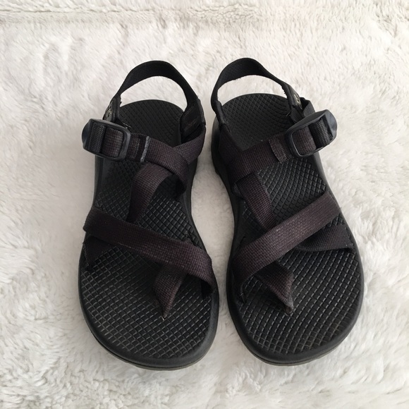 women's black chaco flip flops